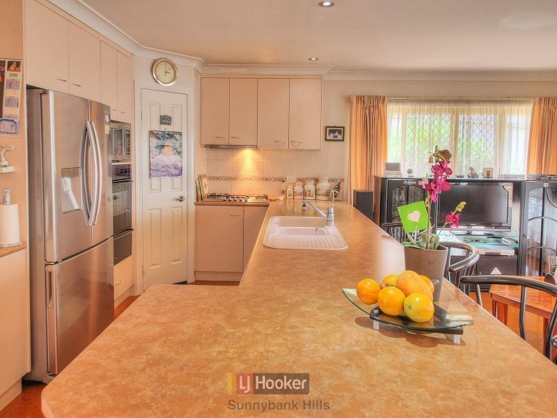 8 Yorkshire Place, Stretton QLD 4116