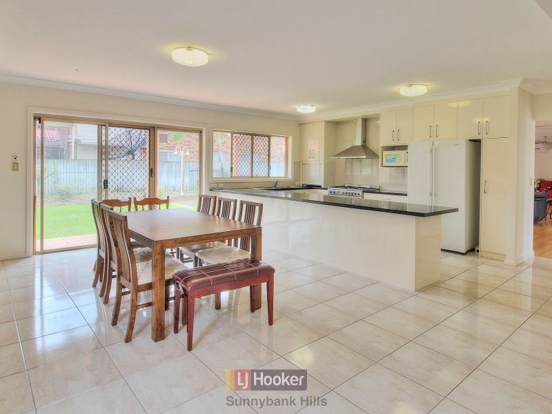 82 Lindfield Circuit, Robertson QLD 4109