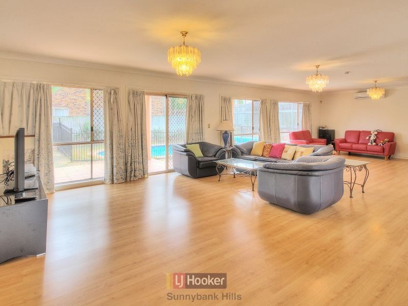 82 Lindfield Circuit, Robertson QLD 4109