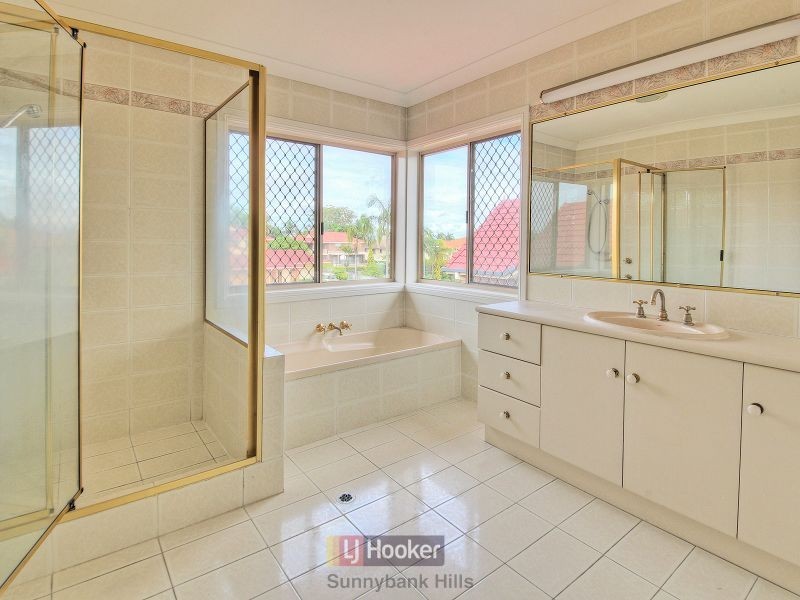 82 Lindfield Circuit, Robertson QLD 4109