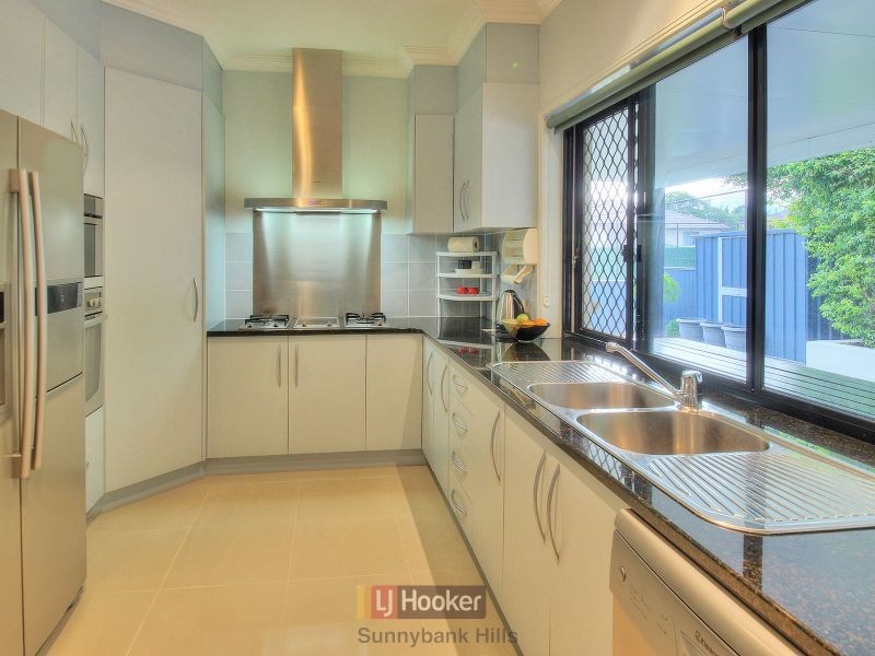 16 Ashbourne Close, Carindale QLD 4152