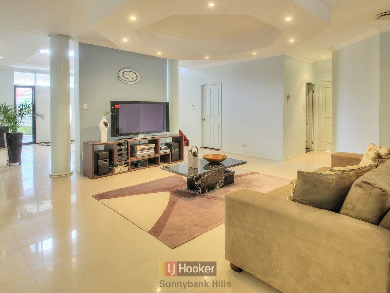 16 Ashbourne Close, Carindale QLD 4152