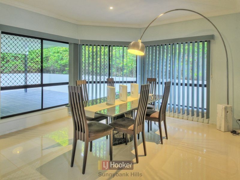 16 Ashbourne Close, Carindale QLD 4152