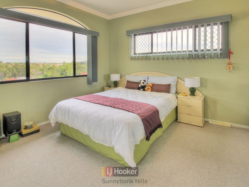 16 Ashbourne Close, Carindale QLD 4152