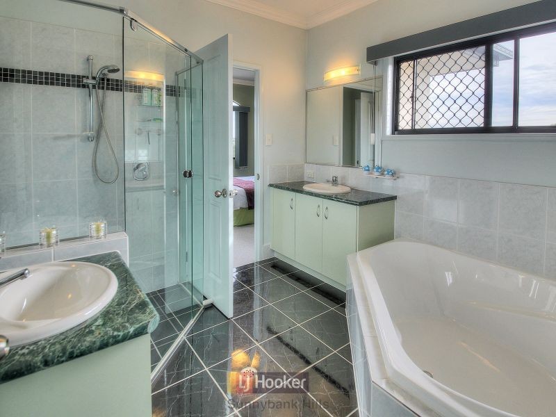 16 Ashbourne Close, Carindale QLD 4152