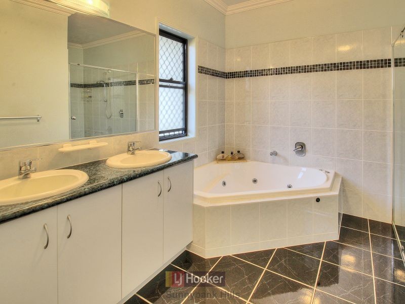 16 Ashbourne Close, Carindale QLD 4152