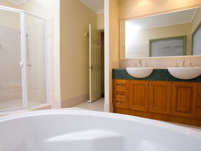 6 Lavender Close, Calamvale QLD 4116
