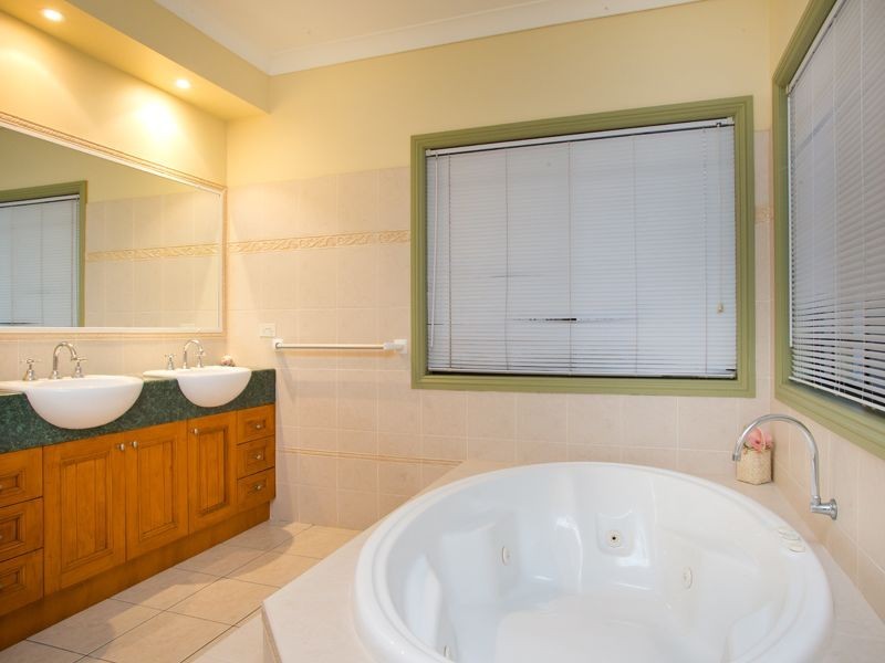 6 Lavender Close, Calamvale QLD 4116