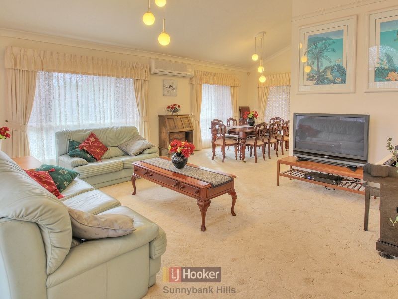 10 Swan Lake Crescent, Calamvale QLD 4116