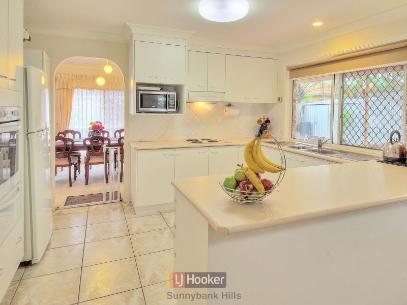 10 Swan Lake Crescent, Calamvale QLD 4116