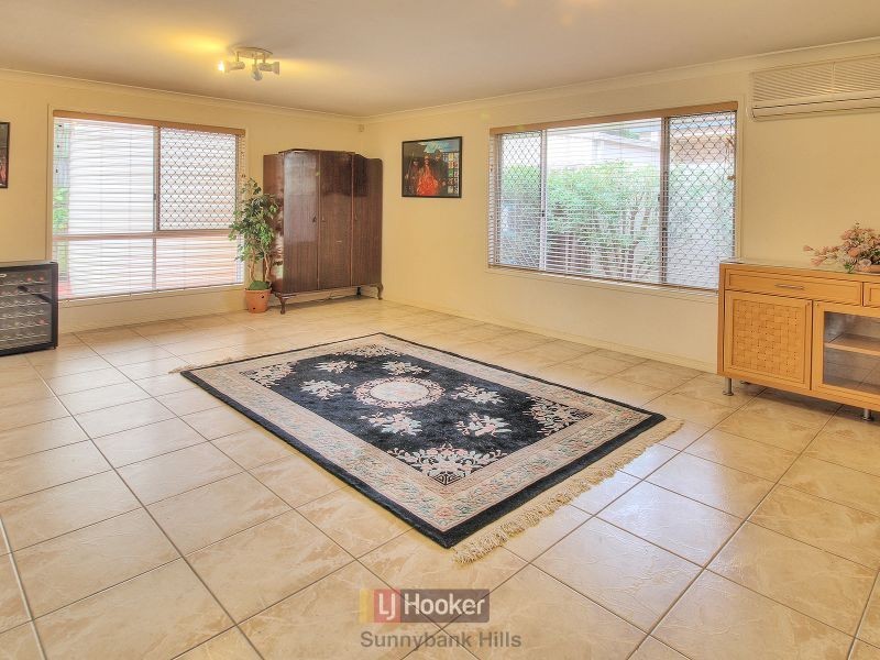 10 Swan Lake Crescent, Calamvale QLD 4116