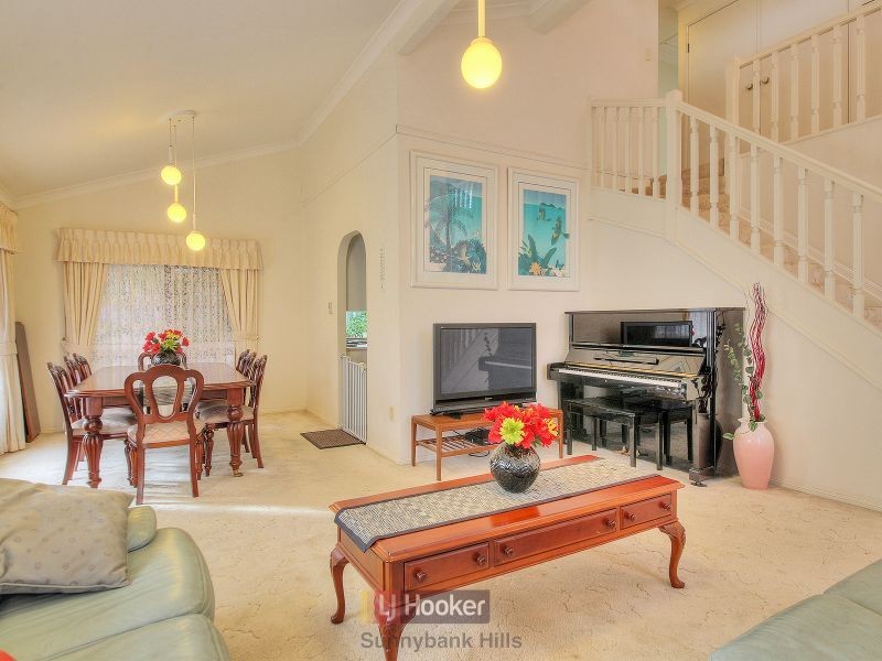 10 Swan Lake Crescent, Calamvale QLD 4116