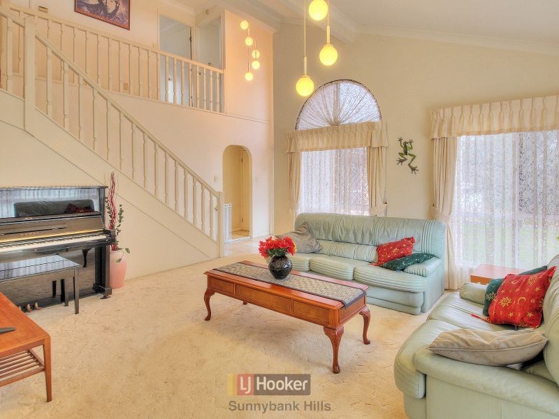 10 Swan Lake Crescent, Calamvale QLD 4116