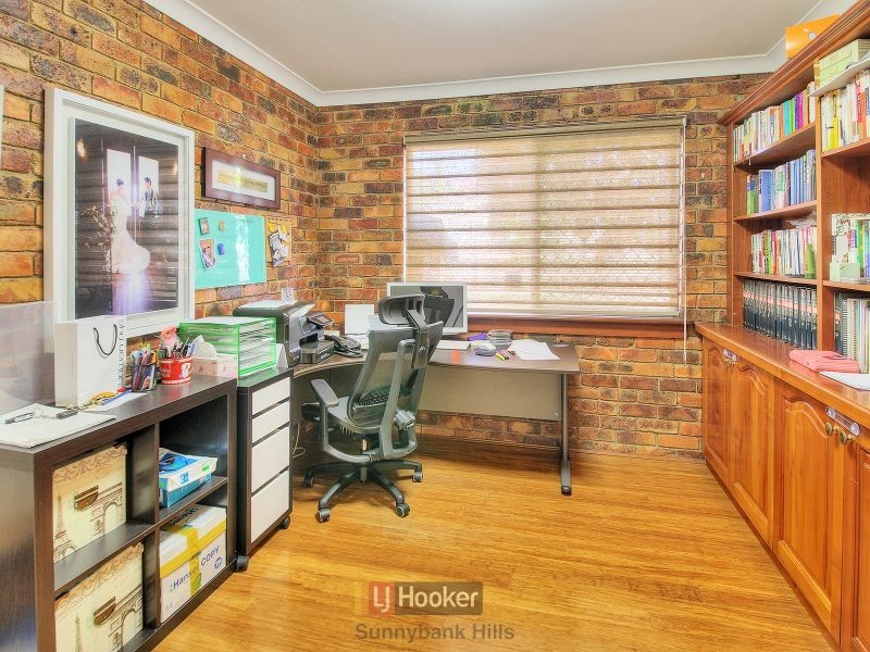 10 Hearnville Street, Robertson QLD 4109