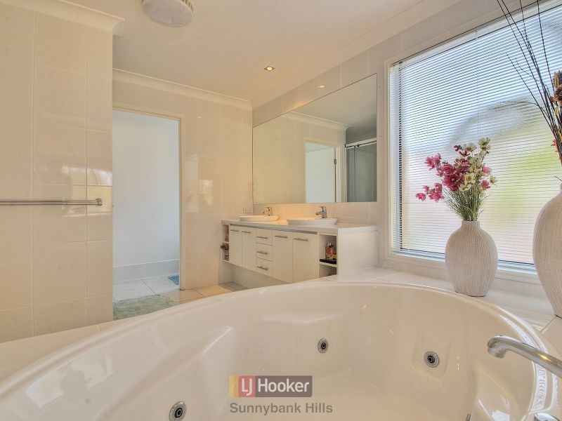 4 Trevi Close, Eight Mile Plains QLD 4113