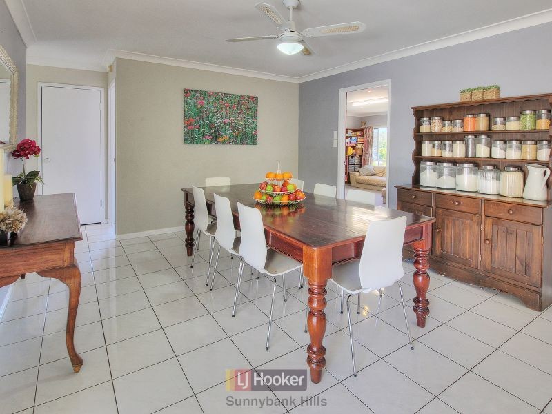 30 Swan Lake Crescent, Calamvale QLD 4116