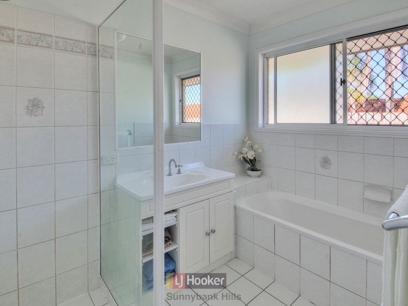 30 Swan Lake Crescent, Calamvale QLD 4116