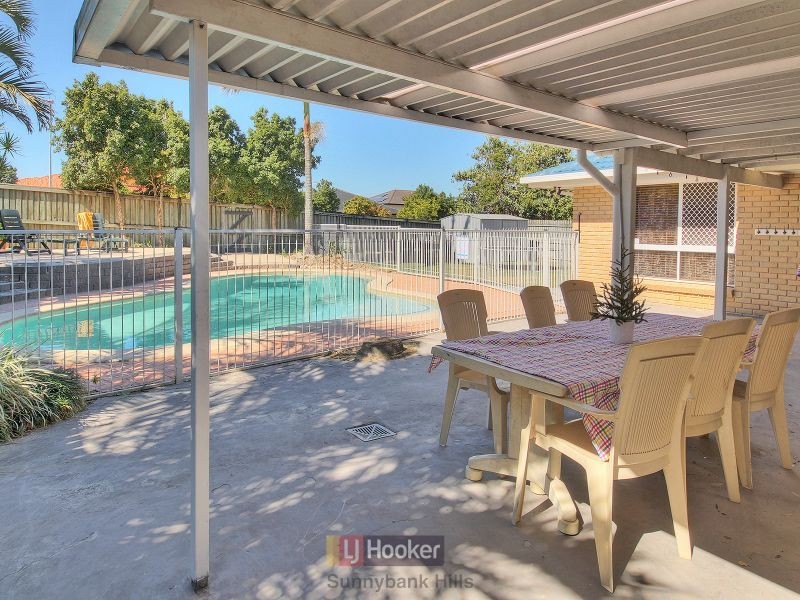 30 Swan Lake Crescent, Calamvale QLD 4116