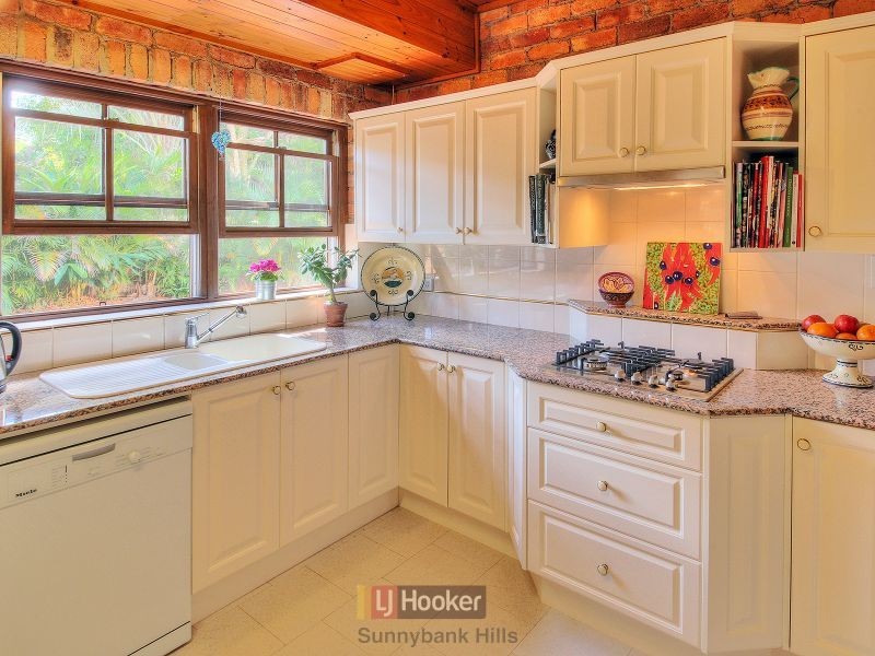 17 Belfairs Street, Robertson QLD 4109