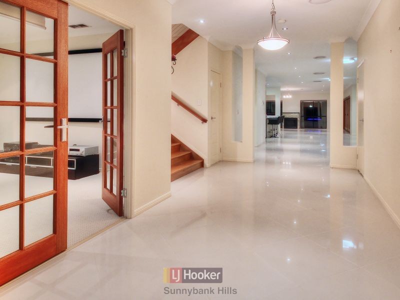 10 Meadowbank Court, Calamvale QLD 4116