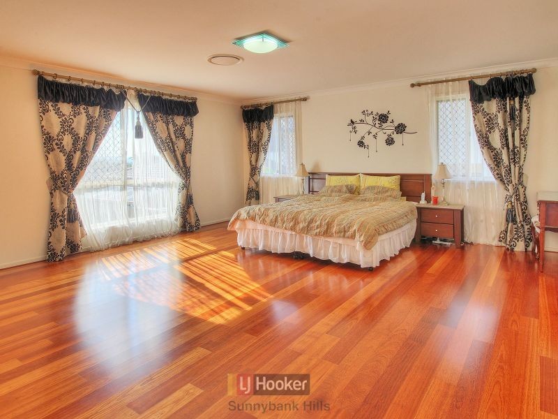 8 Golden Place, Robertson QLD 4109