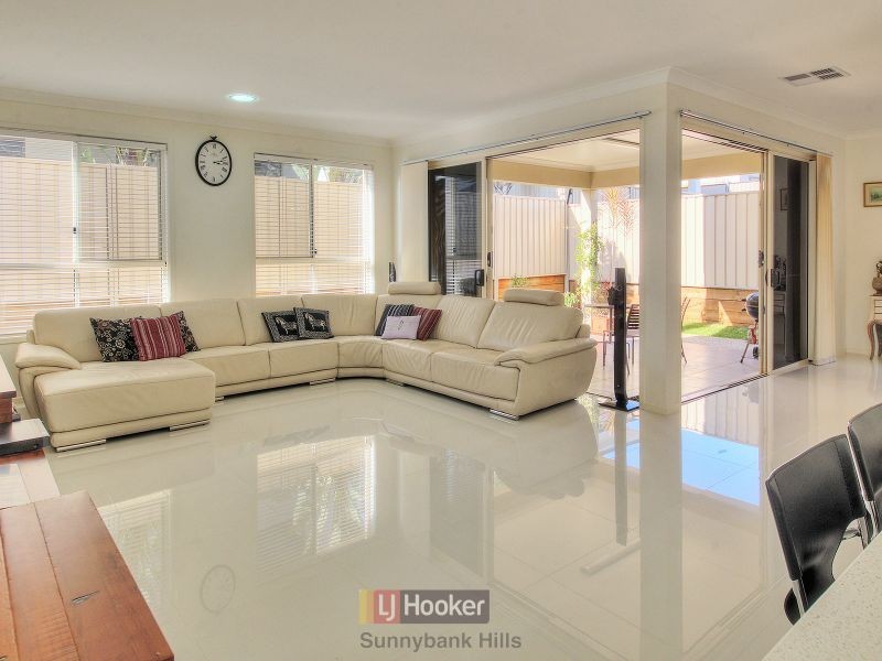 8 Golden Place, Robertson QLD 4109