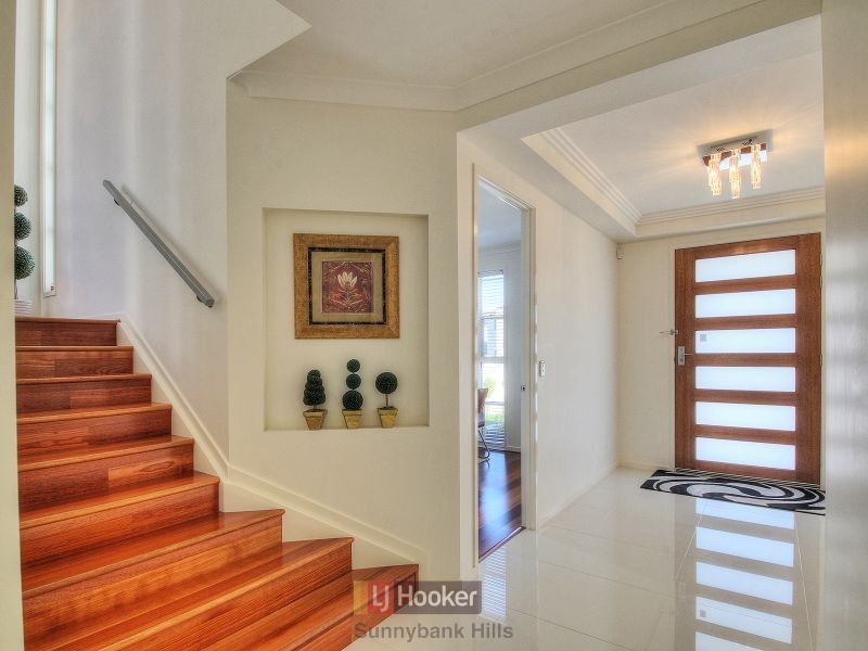 8 Golden Place, Robertson QLD 4109