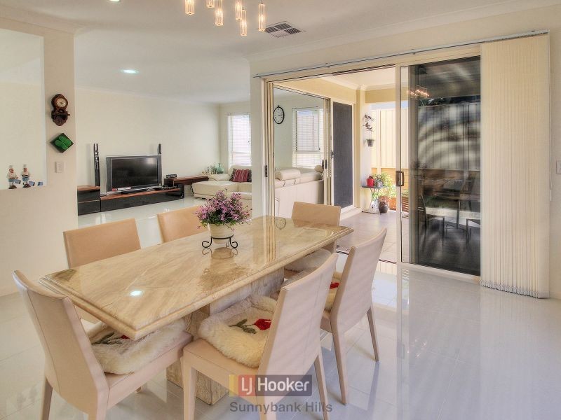 8 Golden Place, Robertson QLD 4109
