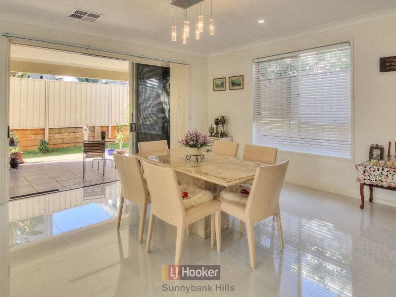 8 Golden Place, Robertson QLD 4109