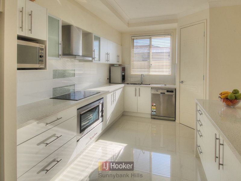 8 Golden Place, Robertson QLD 4109