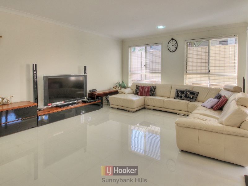 8 Golden Place, Robertson QLD 4109