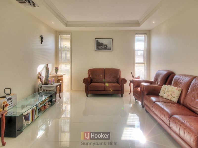 8 Golden Place, Robertson QLD 4109