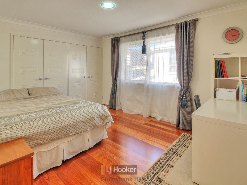 8 Golden Place, Robertson QLD 4109