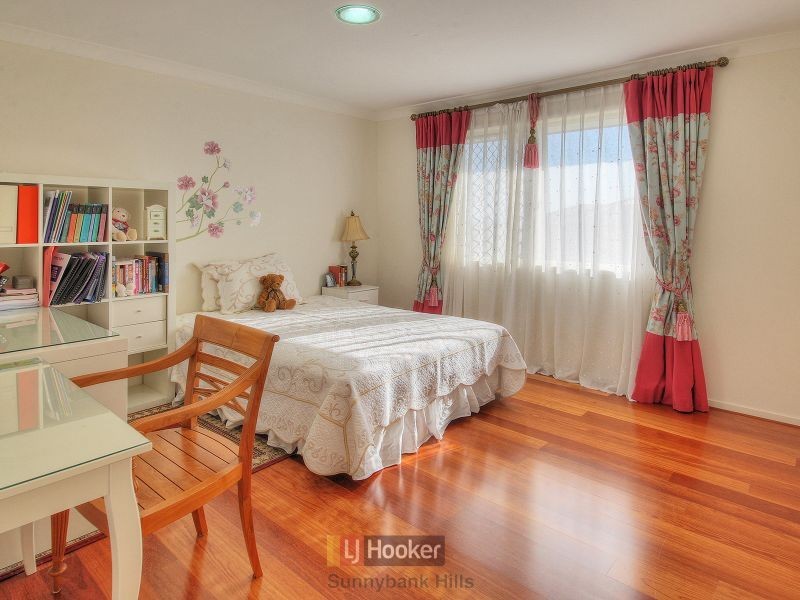 8 Golden Place, Robertson QLD 4109
