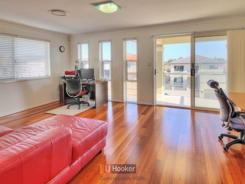 8 Golden Place, Robertson QLD 4109