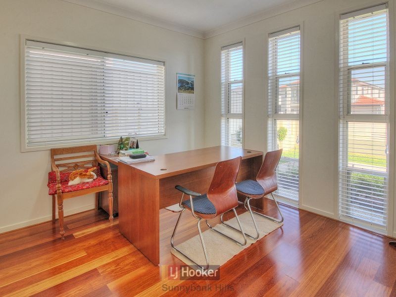 8 Golden Place, Robertson QLD 4109