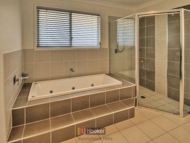 8 Golden Place, Robertson QLD 4109