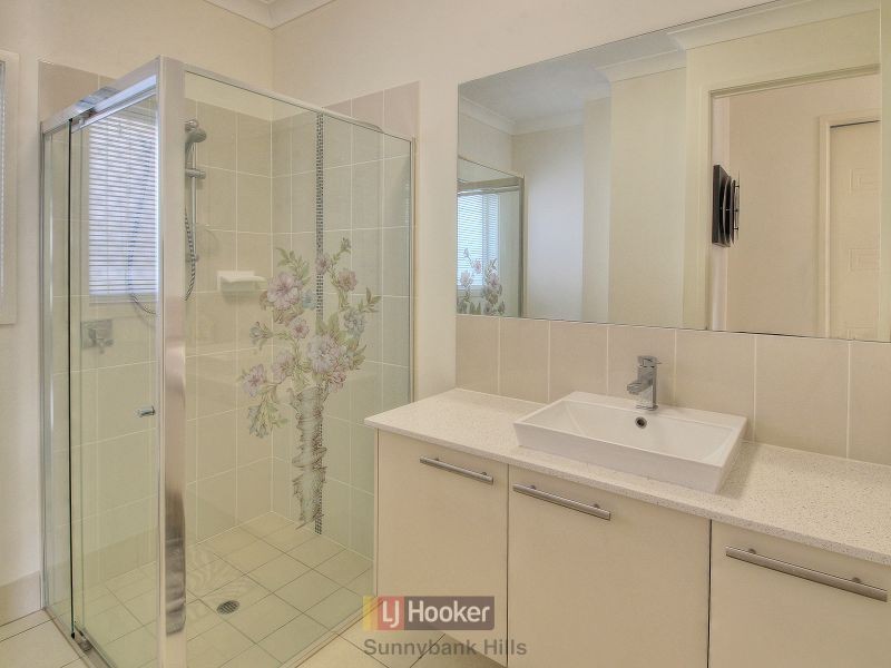 8 Golden Place, Robertson QLD 4109