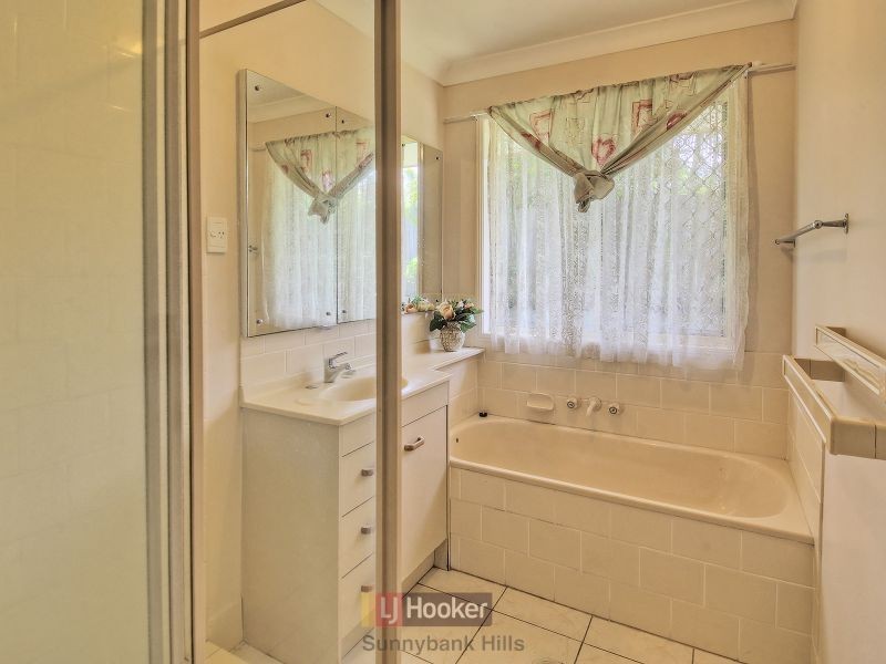 23 Swan Lake Crescent, Calamvale QLD 4116