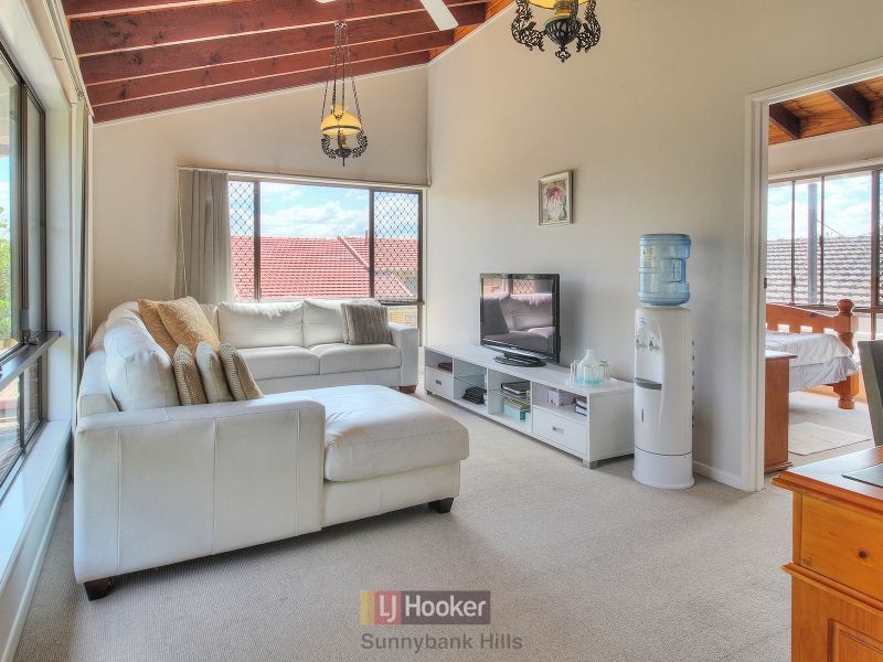 5 Belfairs Street, Robertson QLD 4109