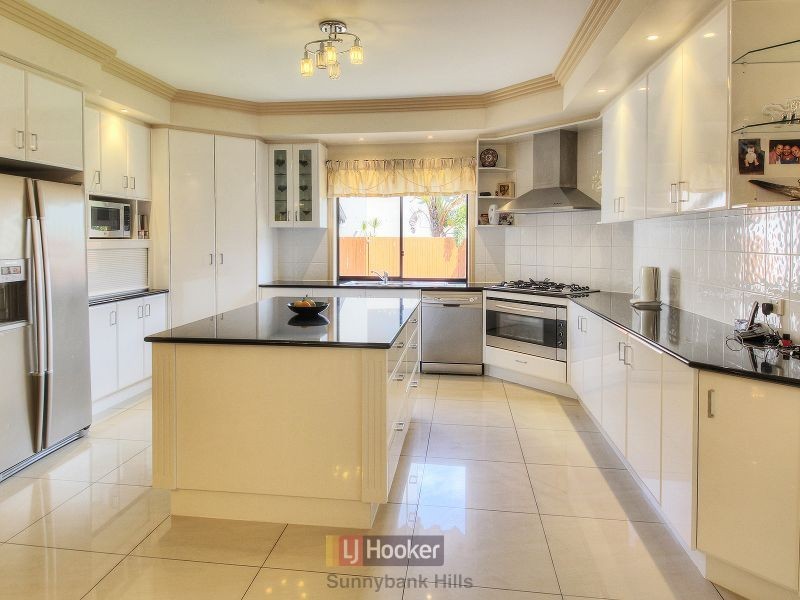 156 The Parkway, Stretton QLD 4116