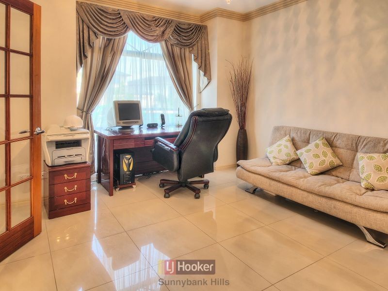 156 The Parkway, Stretton QLD 4116