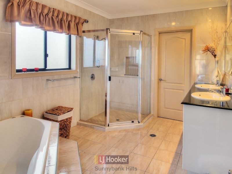 156 The Parkway, Stretton QLD 4116