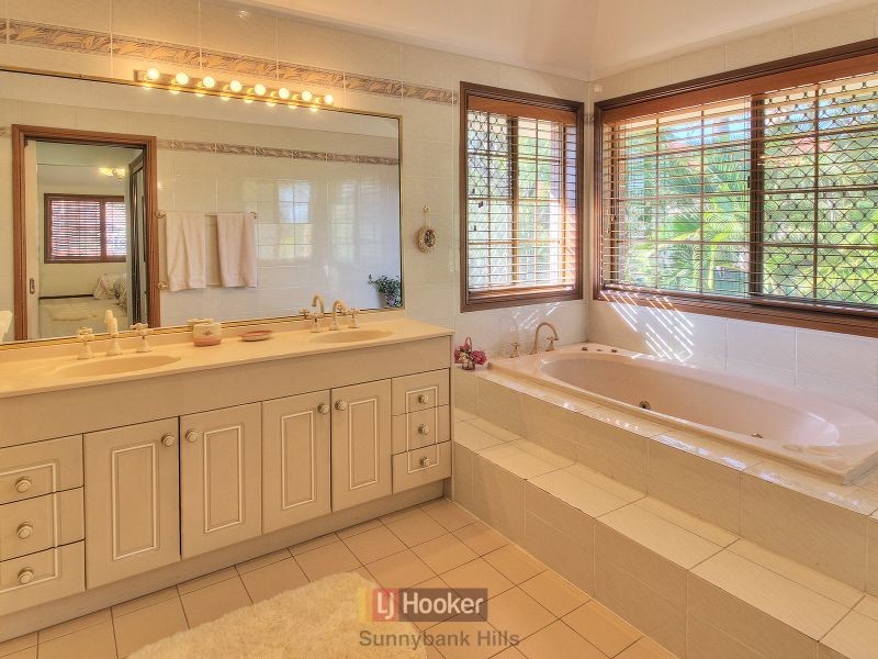 12 Lindfield Circuit, Robertson QLD 4109