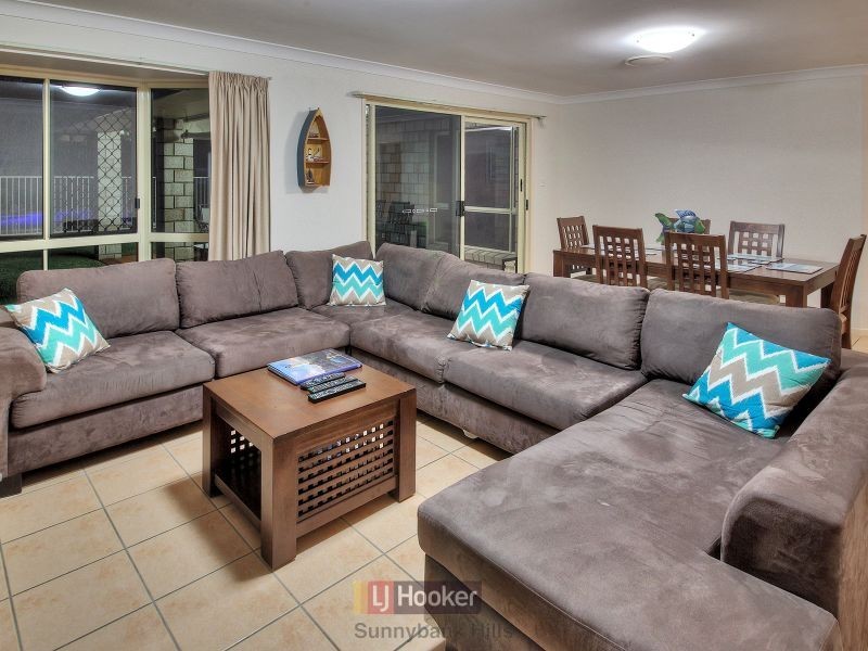 24 Barrington Place, Parkinson QLD 4115