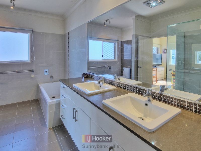 14 Hoop Pine Place, Sunnybank Hills QLD 4109