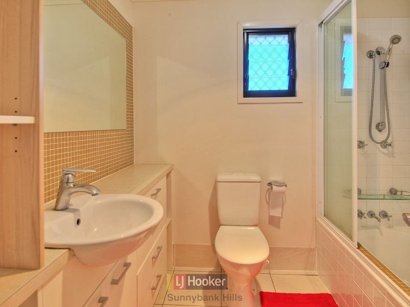 32 Gatling Road, Cannon Hill QLD 4170