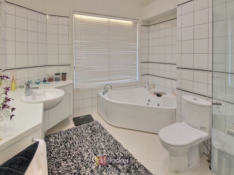 11 Capstan Place, Macgregor QLD 4109