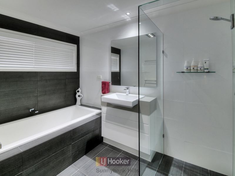 8 Liquidambar Place, Stretton QLD 4116