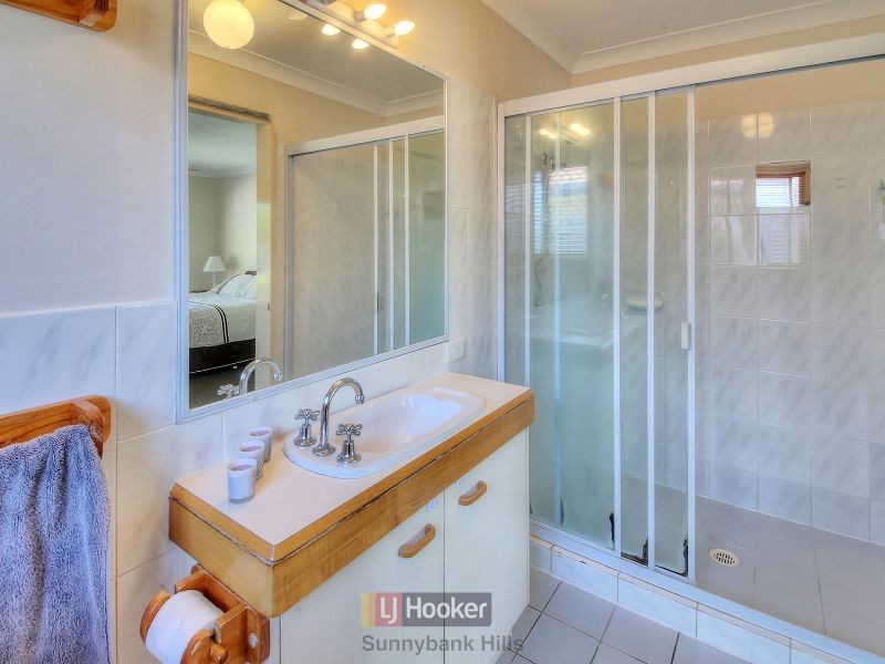 25 Avondale Crescent, Parkinson QLD 4115